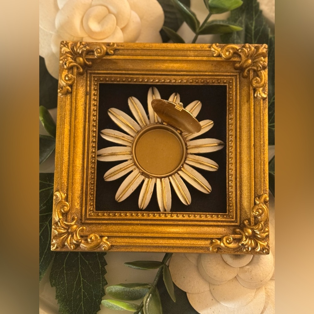 Vintage Daisy Brooch - Picture 12 of 14